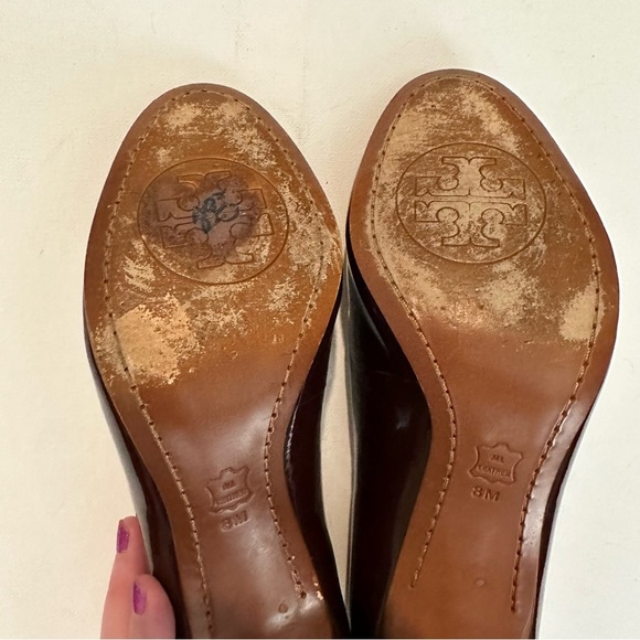Authentic Tory Burch Burgundy Maroon Patent Pumps Gold Accents Women's Size 8 - Picture 10 of 10